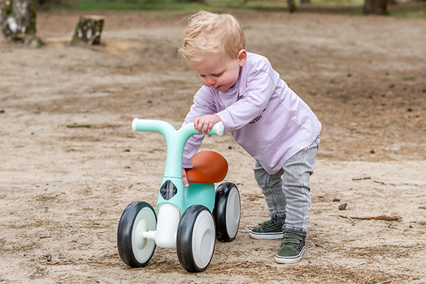 Een loopauto met speels ontwerp