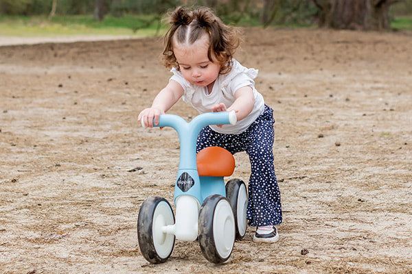 Een loopauto met speels ontwerp