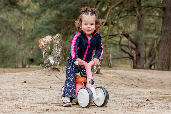Een loopauto met speels ontwerp