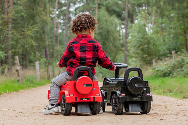 In rood en zwart verkrijgbaar