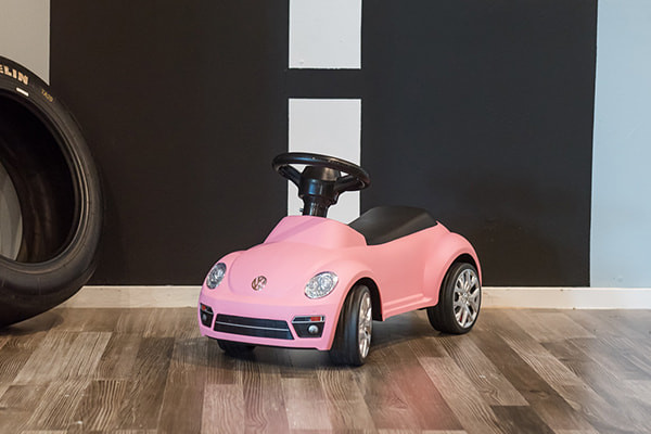 Vrolijke roze VW Beetle.