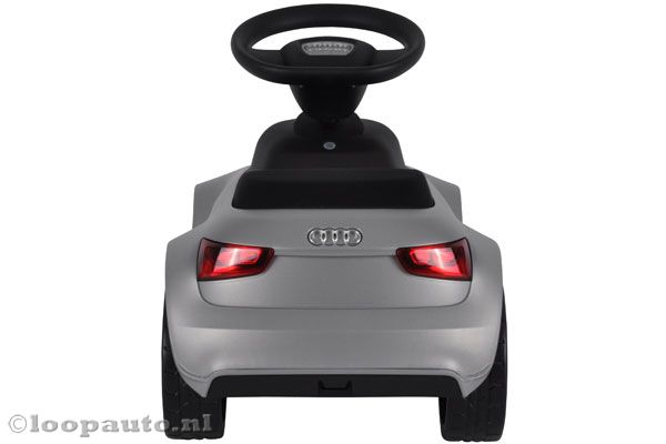 De loopauto is 29 cm breed.