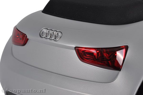 Achterkant met Audi logo en achterlampen.
