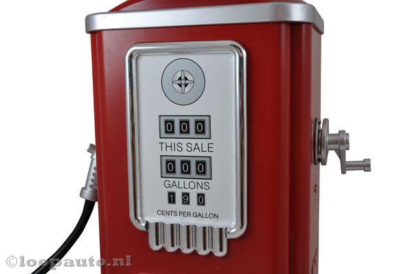 Benzine pomp met draaiknop en spuit.