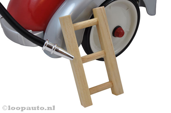 Losse ladders en een brandweerspuit.