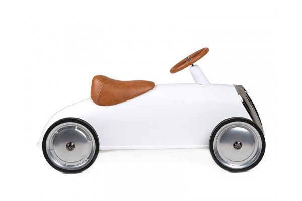 4 wielen met rubberen banden.