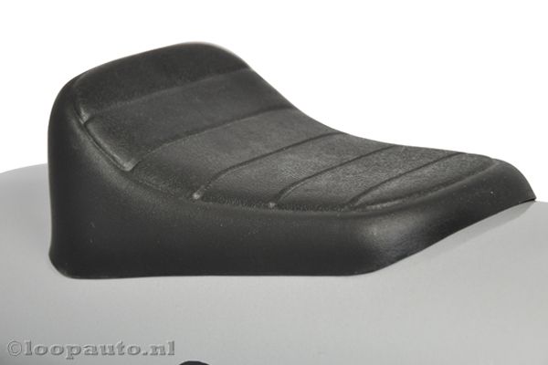 Kunststof zitgedeelte met zithoogte 25 cm.