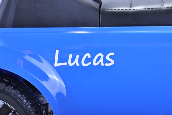 Witte naamsticker voor de blauwe Volkswagen T-roc.