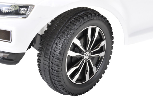 Stevige kunststof wielen.