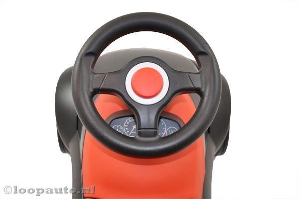 Op het stuur zit een toeter.