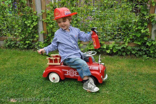 Dolle pret met je helm en brandweerloopauto.
