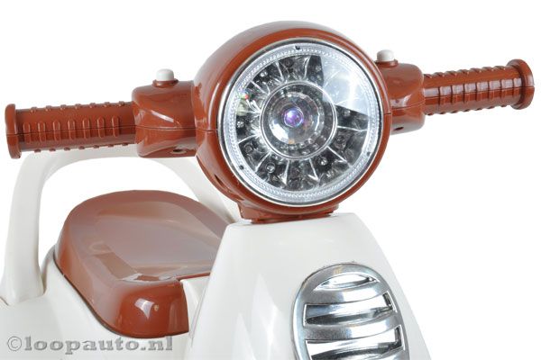 Druk op de knopjes voor muziek, getoeter en lichtjes.