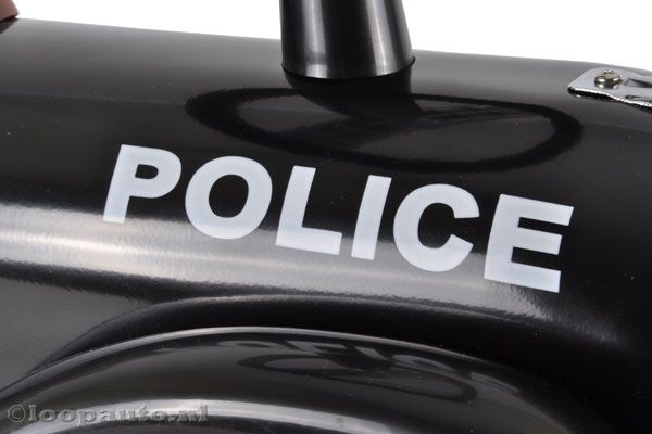 Police print op de zijkanten.