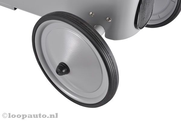 Stalen velgen, rubberen (anti-kras) banden.