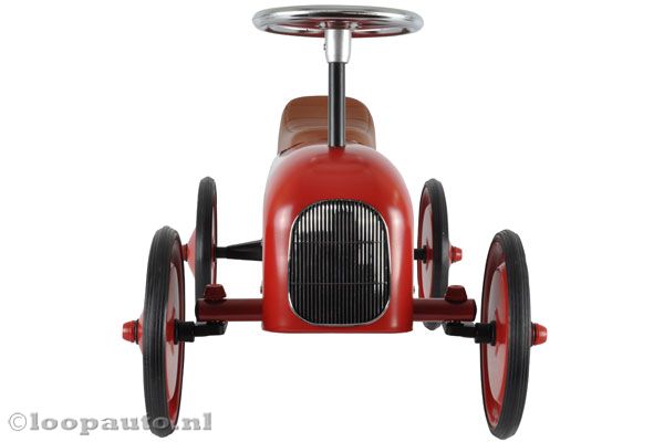 Met stoere chromen grille.