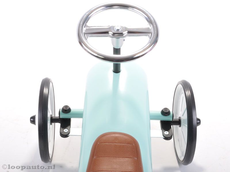 Voorzien van een metalen stuur.