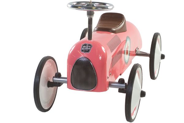 De auto heeft een echt werkend stuur en een kunststof zitting.