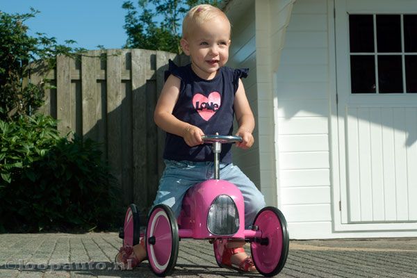 Met echt werkend stuur en kunststof zitting.