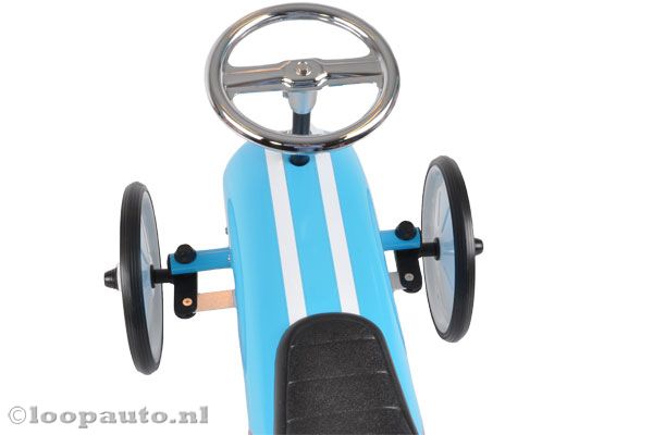 Met echt werkend stuur en kunststof zitting.